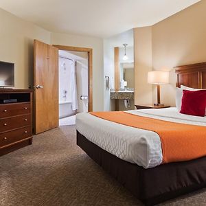 Queen Suite Jetted Tub Poolside Mobility Accessible